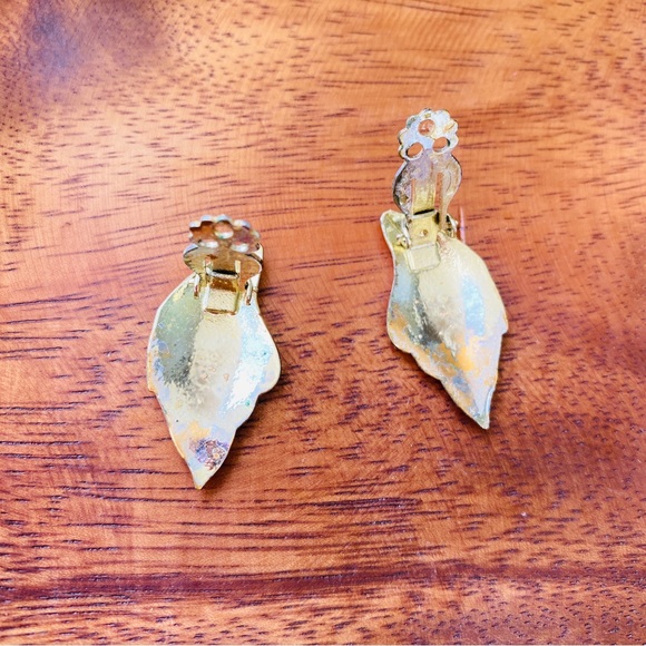 70s/80s Vintage Gold Tone Wing Clip-on Earrings - Picture 6 of 8